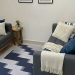 Psicóloga Meire Santos em ambiente acolhedor de atendimento